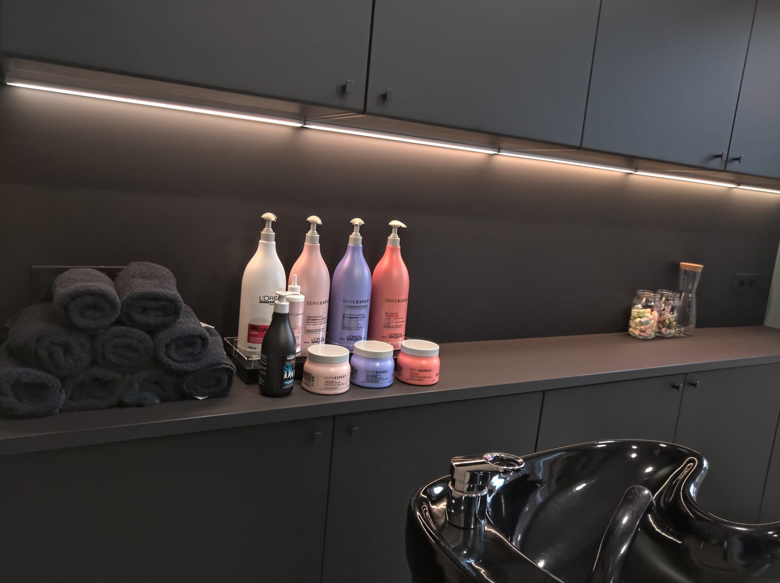 Wasplek met handdoeken en L'Oréal-producten